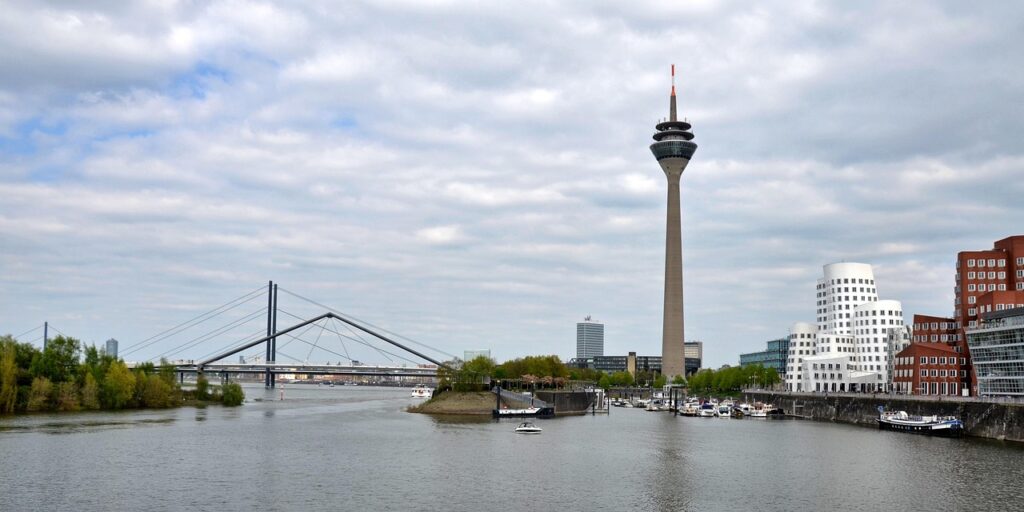 Skyline von Düsseldorf aus dem Medienhafen aufgenommen. 